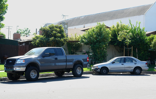 125-135 N Holly St in Orange, CA - Building Photo - Building Photo