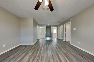 21884 Whispering Forest Dr in Humble, TX - Building Photo - Building Photo