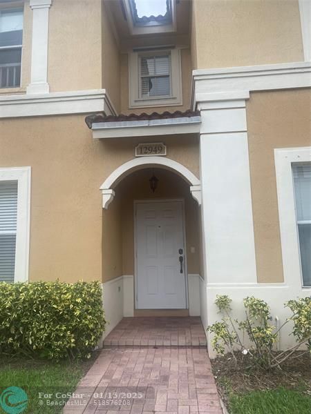 12949 SW 30th St in Miramar, FL - Foto de edificio - Building Photo