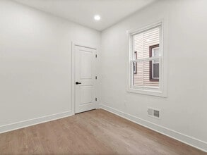 99 Russell St in Clifton, NJ - Foto de edificio - Building Photo