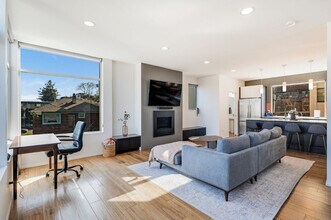 2323 W Crockett St in Seattle, WA - Building Photo - Building Photo