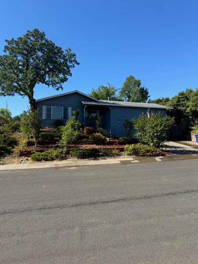 3777 Lake Forest Dr in Redding, CA - Building Photo - Building Photo