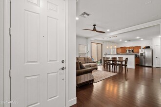 5824 E Hoover Ave in Mesa, AZ - Foto de edificio - Building Photo