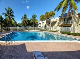 409 Executive Center Dr in West Palm Beach, FL - Building Photo