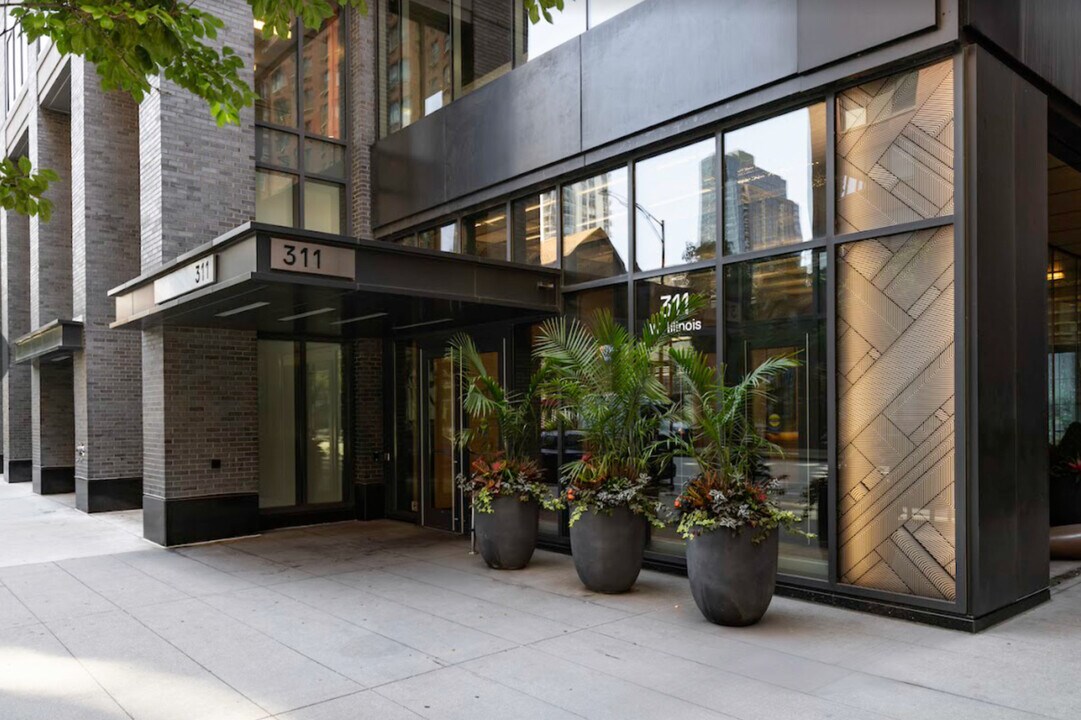 311 W Illinois St in Chicago, IL - Building Photo