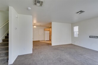 5582 Davies Dr in Las Vegas, NV - Building Photo - Building Photo