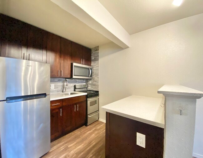 Paradise Apartments in Seattle, WA - Foto de edificio - Building Photo