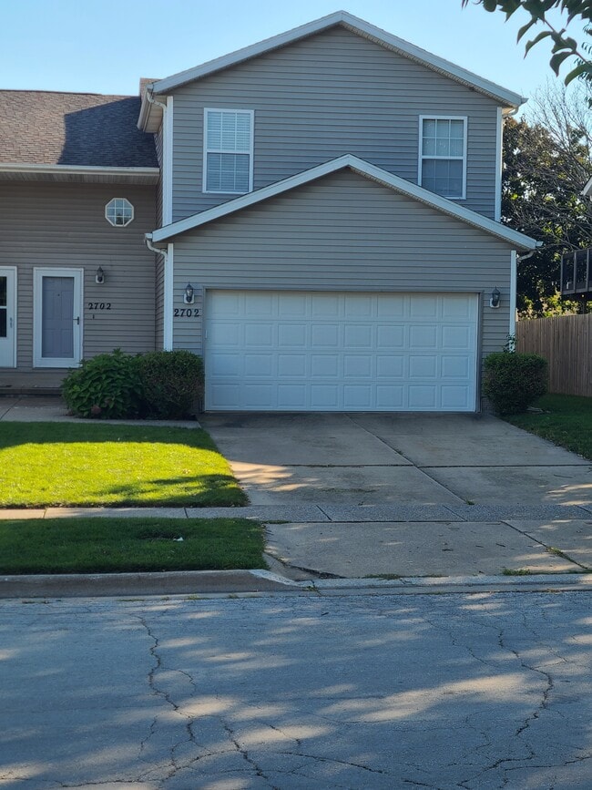 2702 Carrington Ln in Bloomington, IL - Building Photo - Building Photo
