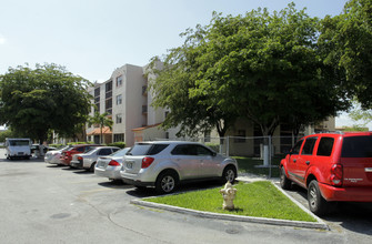 Vista Del Lago IV in Miami, FL - Foto de edificio - Building Photo