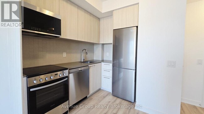 7437 Kingston Rd in Toronto, ON - Building Photo - Building Photo