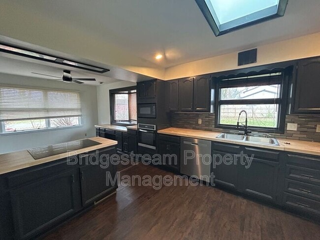 7201 Englewood Dr in Englewood, OH - Building Photo - Building Photo