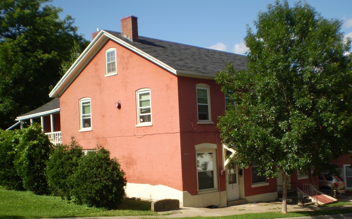 631 University Ave in Dubuque, IA - Building Photo