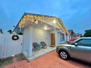 1430 W 42nd St in Hialeah, FL - Building Photo - Building Photo