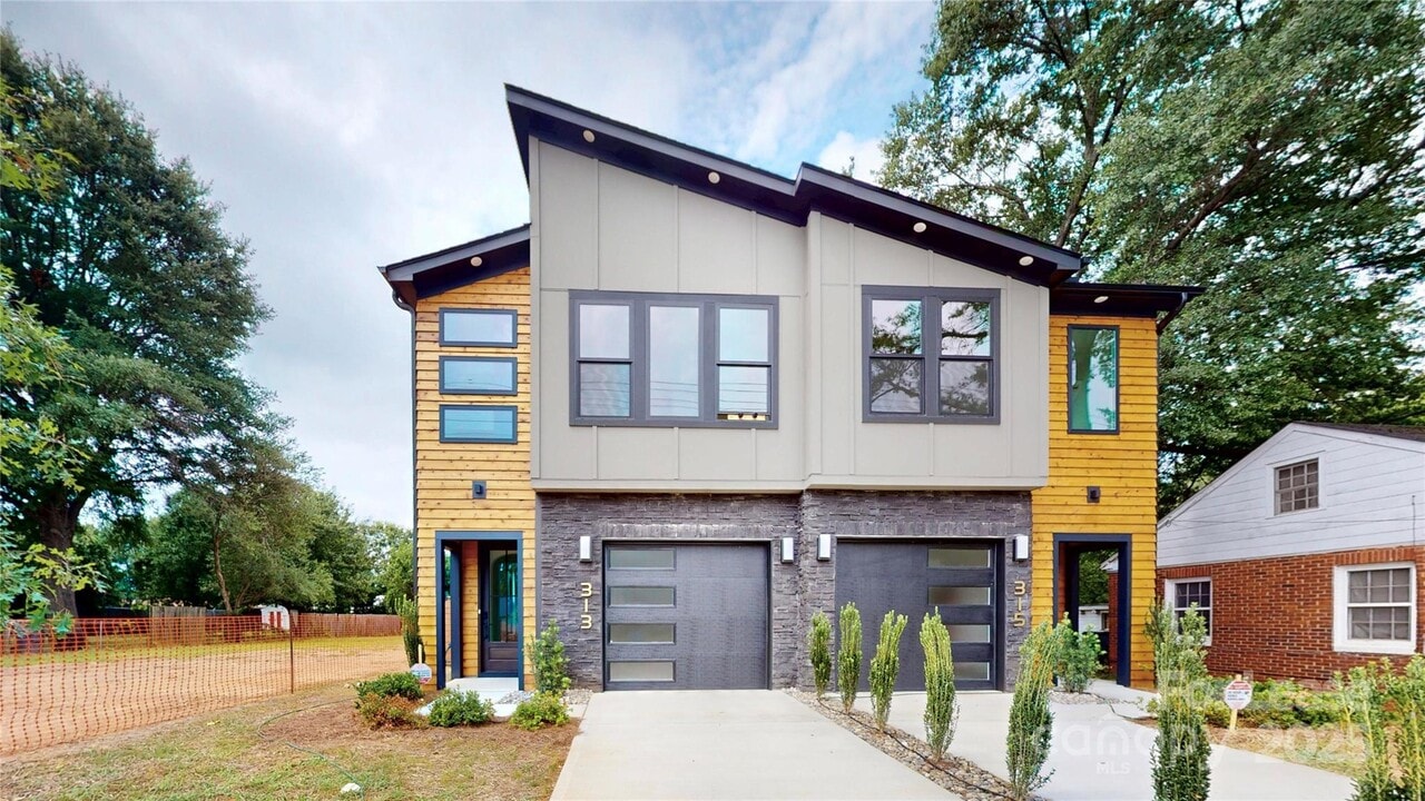 313 E Peterson Dr in Charlotte, NC - Building Photo