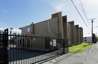 Madison Court Apartments in San Bernardino, CA - Building Photo - Building Photo