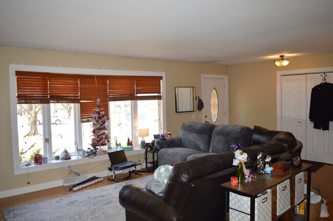 17 Dumont Cir in Madison, WI - Building Photo - Building Photo