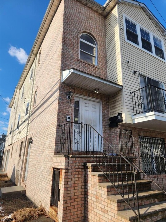 22 St James Pl in Newark, NJ - Building Photo