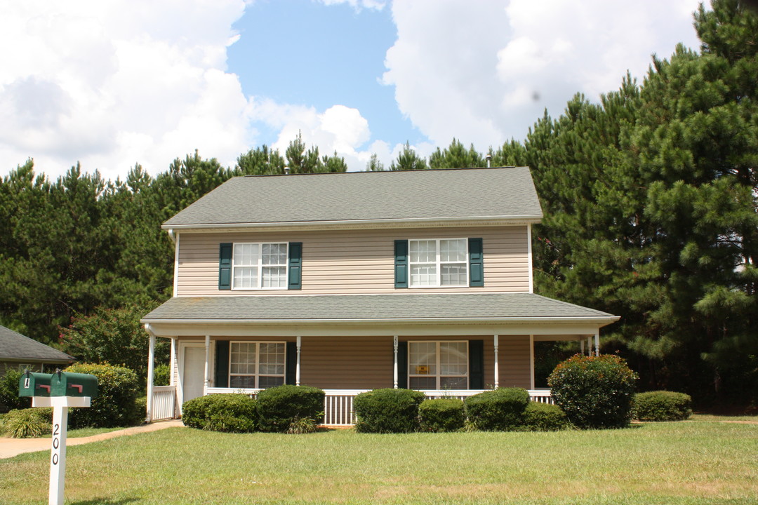 200 and 201 Ashley Ln. in Laurens, SC - Building Photo