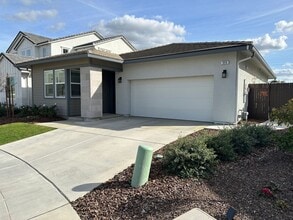 996 Ponderosa Wy W in Madera, CA - Building Photo - Building Photo