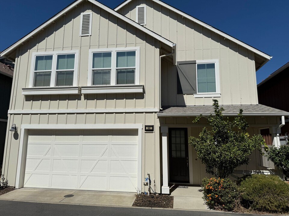 901 Persimmon Terrace in Davis, CA - Building Photo