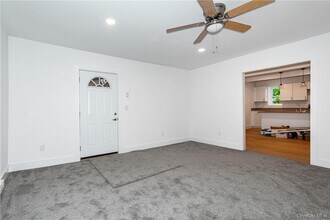 681 NY-216 in Poughquag, NY - Foto de edificio - Building Photo