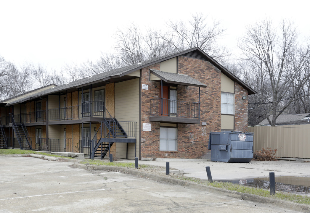 Cedar Crest in Dallas, TX - Building Photo