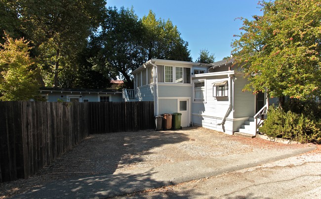 2-4 Thomas Ct in San Rafael, CA - Foto de edificio - Building Photo