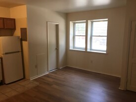 15 E Read St in Baltimore, MD - Building Photo