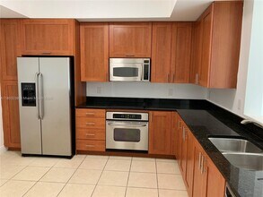3340 NE 190th St, Unit 605 in Miami, FL - Building Photo - Building Photo