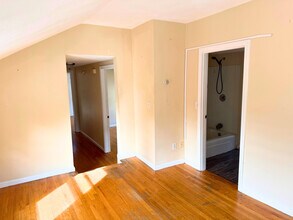 104 Calvary St, Unit 104R in Waltham, MA - Foto de edificio - Building Photo