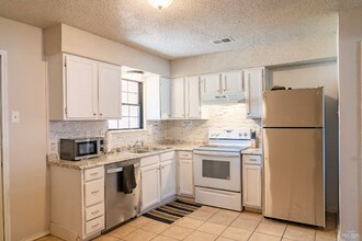 210 Rolston Rd in Irving, TX - Building Photo - Building Photo