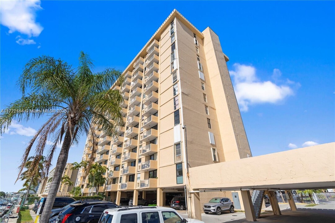 2350 NE 135th St in North Miami, FL - Building Photo