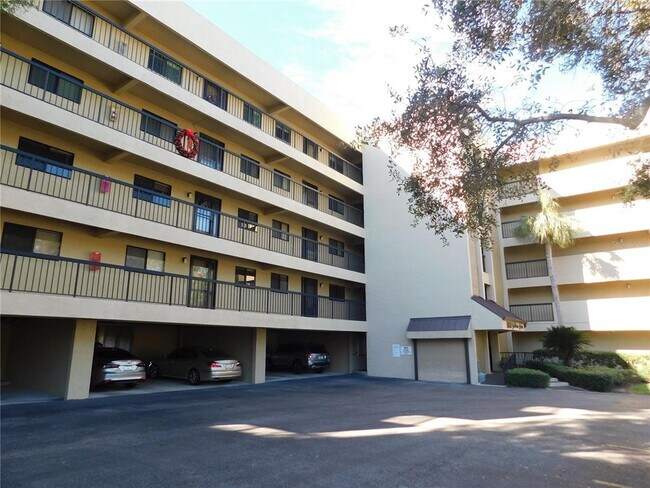 1843 Golf View Dr in Tarpon Springs, FL - Foto de edificio - Building Photo