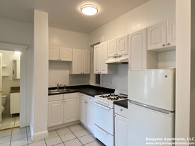 1295 Commonwealth Ave, Unit 1 in Boston, MA - Building Photo