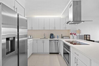 240 Galen Dr in Key Biscayne, FL - Building Photo - Building Photo