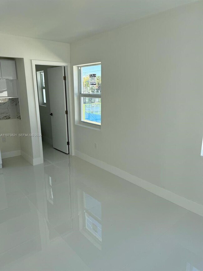 1943 71st St in Miami Beach, FL - Foto de edificio - Building Photo