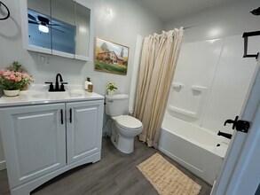 951 N Redwood Rd, Unit #4 in Salt Lake City, UT - Foto de edificio - Building Photo