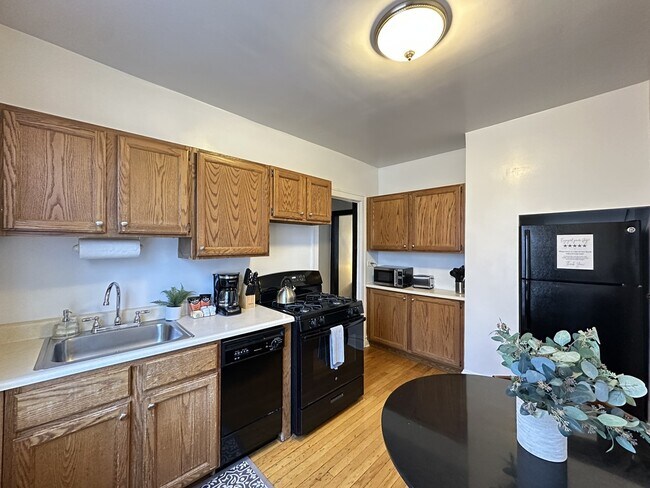 1911 W Larchmont Ave in Chicago, IL - Building Photo - Building Photo