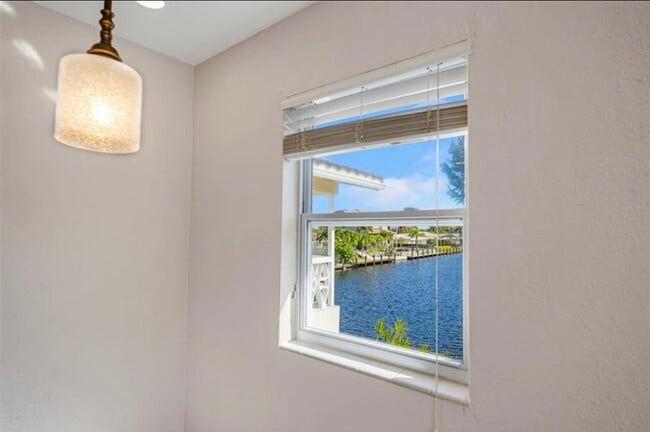 2591 NE 55th Ct, Unit 208 in Fort Lauderdale, FL - Foto de edificio - Building Photo