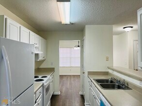 4037 Ravenwood Ct in Union City, GA - Building Photo - Building Photo