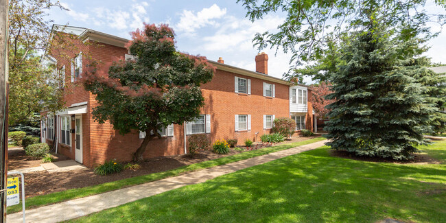 Oxford Court in Rocky River, OH - Building Photo - Building Photo