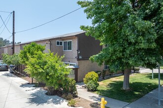 628 E Acacia Ave in Glendale, CA - Building Photo - Building Photo