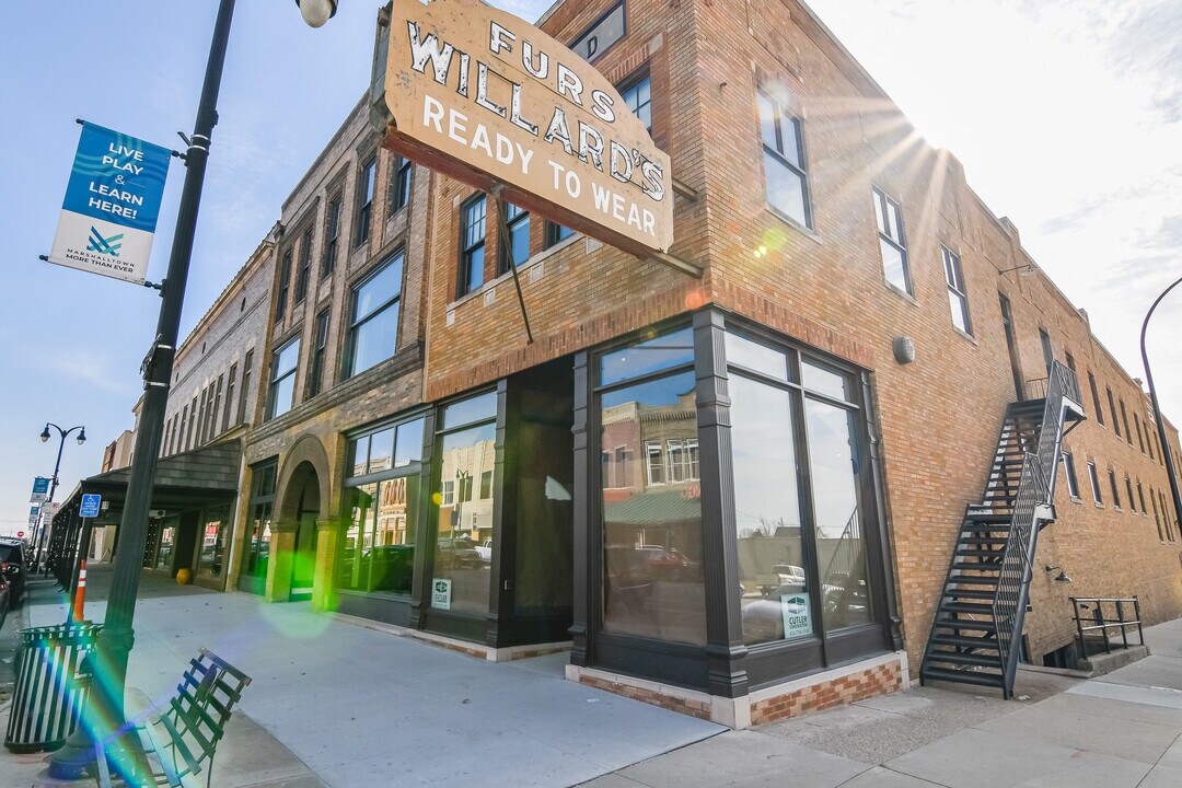 36 W Main St in Marshalltown, IA - Building Photo