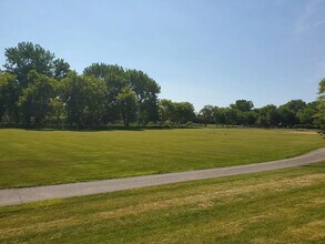 2311 Hazeltime Dr in Vernon Hills, IL - Foto de edificio - Building Photo