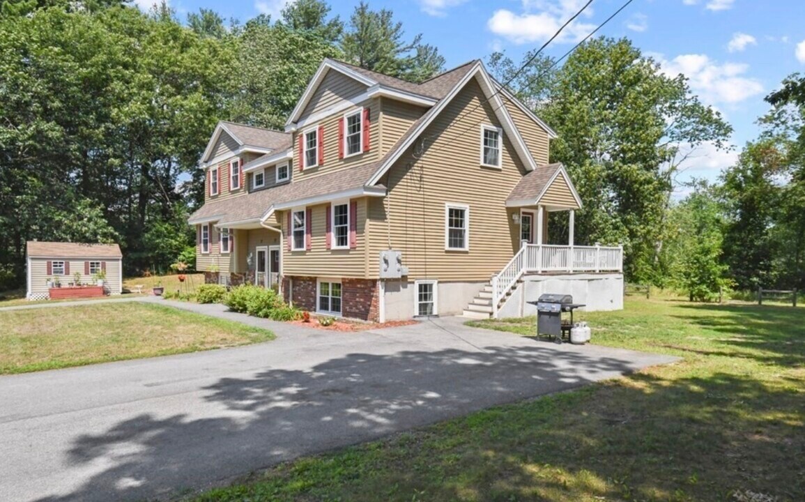 27 Pine St in Pepperell, MA - Foto de edificio