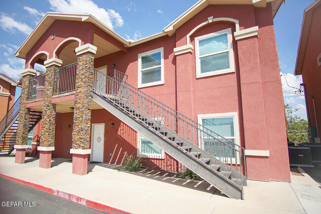 8685 N Loop Dr in El Paso, TX - Building Photo - Building Photo