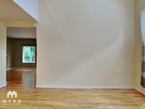 24944 SE 43rd St in Issaquah, WA - Foto de edificio - Building Photo