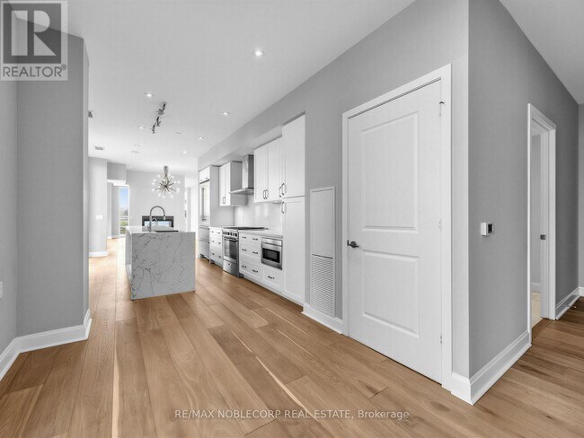 33 Shore Breeze Dr in Toronto, ON - Building Photo - Building Photo