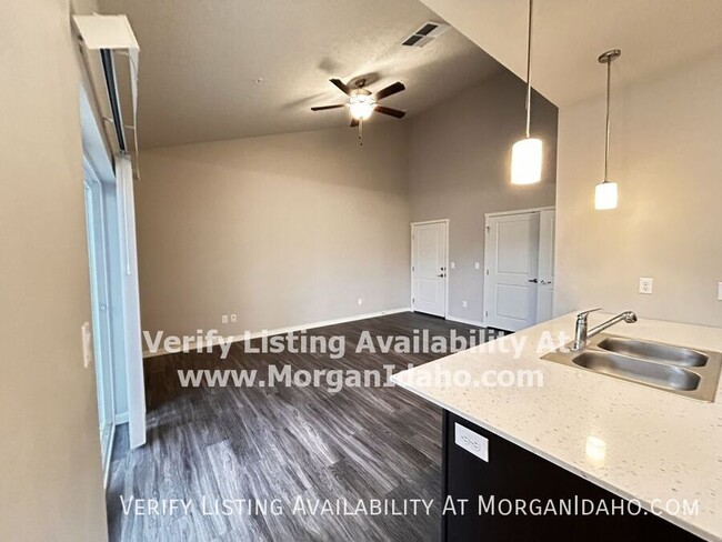 1021 S Elder St in Nampa, ID - Foto de edificio - Building Photo