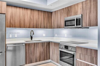 488 NE 18th St, Unit 2403 in Miami, FL - Foto de edificio - Building Photo